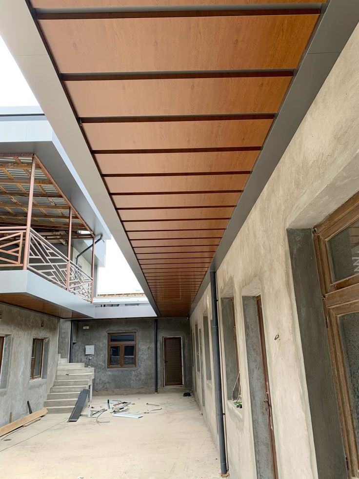 Mẫu trần nhựa giả gỗ bền đẹp, phù hợp không gian hiện đại